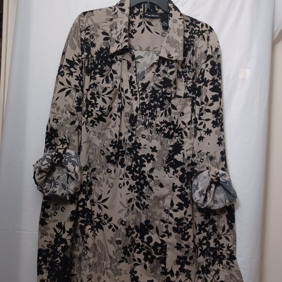 MAGGIE BARNES CONVERTIBLE SLEEVE FLORAL PRINT BUTTON DOWN SHIRT - Picture 14 of 15